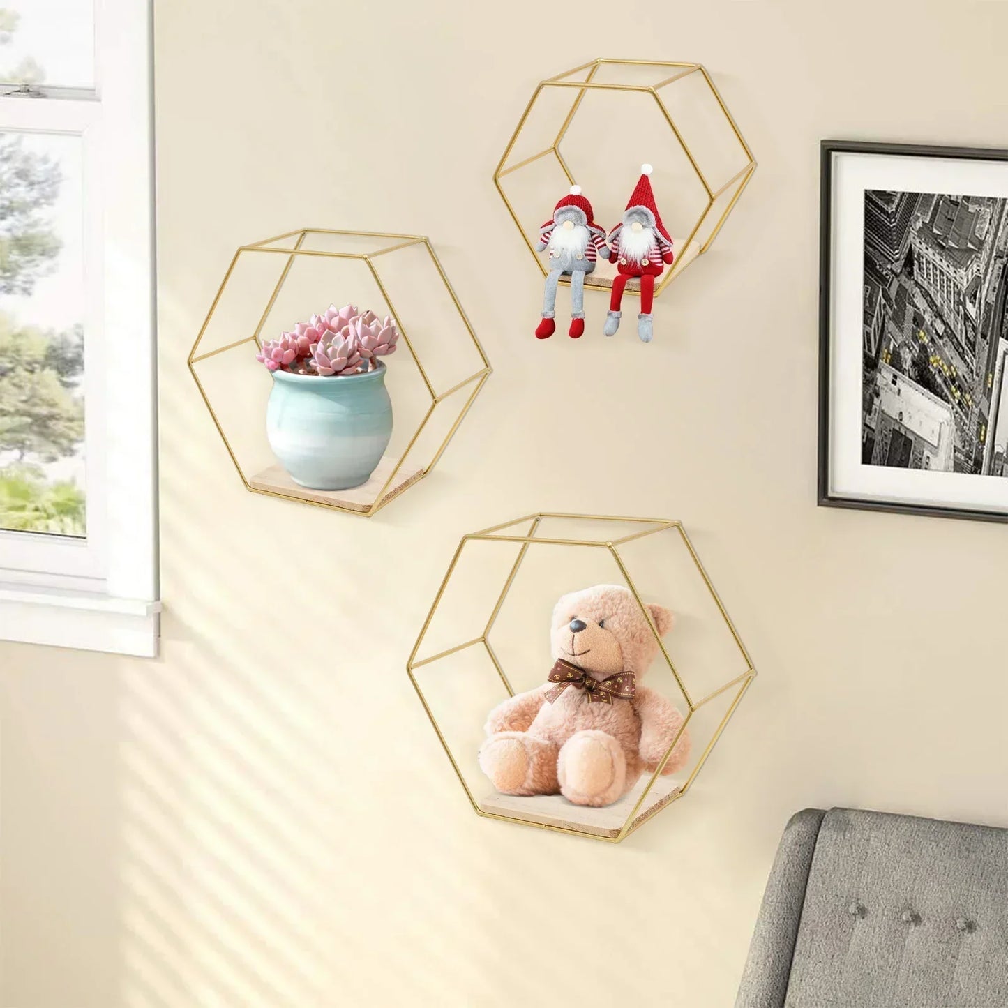 Rangement mural design scandinave doré dans une salle à manger chic.