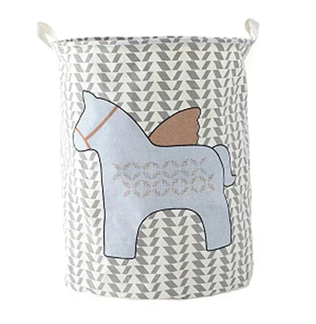 Le panier Ă linge sale pliable et impermĂ©able PetitCleanâą de Rangement Chic offre une solution de rangement complĂšte pour la chambre dâenfant grĂące Ă sa grande capacitĂ©, sa structure stable et son revĂȘtement waterproof qui garde les vĂȘtements, jouets et accessoires parfaitement organisĂ©s. Robuste, lĂ©ger et anti-odeurs, il sâadapte aussi bien aux chambres de bĂ©bĂ© quâaux espaces plus grands, tout en restant dĂ©coratif et facile Ă plier pour un gain de place optimal. Multifonction, il permet de ranger linge sal