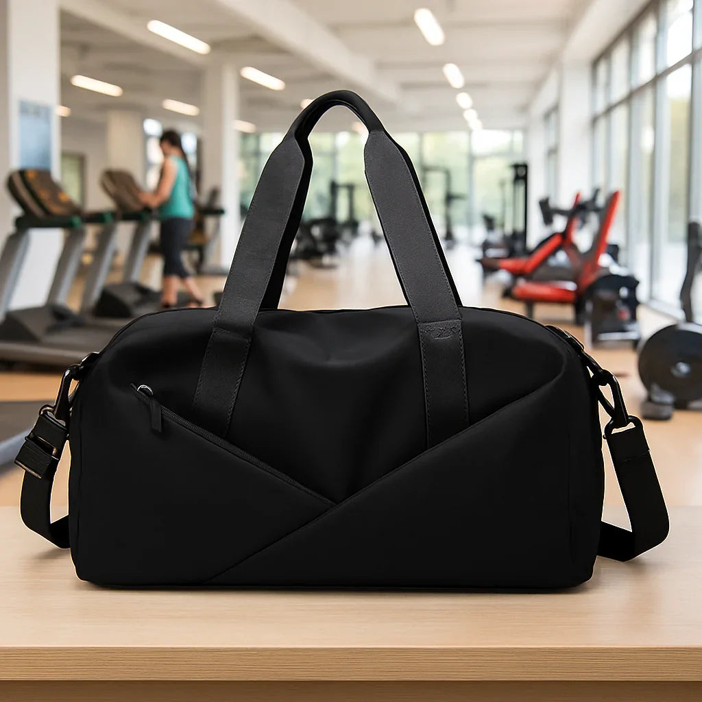 Découvrez le sac de sport femme MultiPro™, l'accessoire idéal pour les femmes actives cherchant un sac de sport femme avec compartiment étanche pour séparer vêtements secs et humides, un sac de sport femme polyvalent pour piscine yoga et bureau, un sac de sport femme durable en nylon résistant à l'eau et à l'usure, un sac de sport femme éco-responsable fabriqué avec matériaux durables, un sac de sport femme adaptable en deux tailles petit et grand pour entraînements intensifs ou week-ends improvisés, un sac