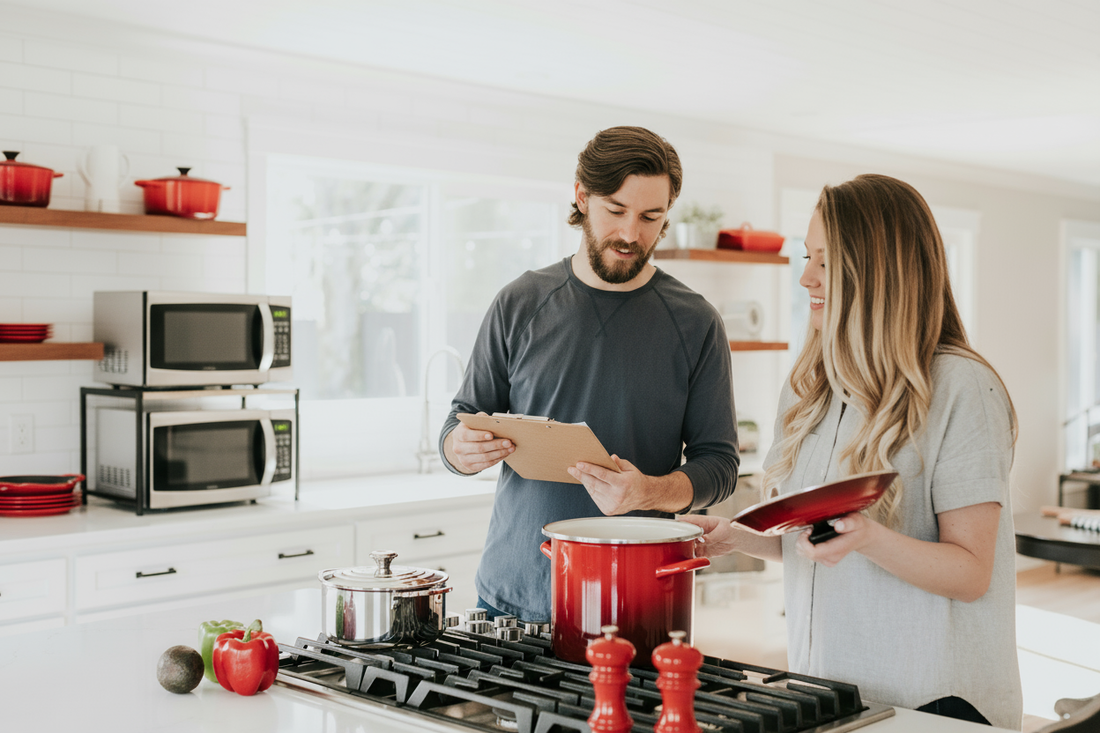 comment surélever son micro onde  ou poser son micro onde dans une petite cuisine  gagner de la place avec son micro onde  solution pour ranger micro onde et four  organisation cuisine micro onde sans encombrement