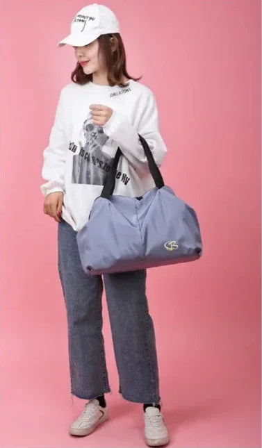 Sac de sport femme PowerFit™ ouvert montrant ses compartiments

Sac de sport femme PowerFit™ fermé, design élégant et compact

Poches intérieures organisées du sac de sport femme pour linge sale

Poche zippée arrière sécurisée du sac de sport femme PowerFit™

Sac de sport femme avec tenue de gym, prêt pour l'entraînement

Sac de sport femme PowerFit™ porté à la main, style moderne

Détail du tissu Oxford imperméable du sac de sport femme

Organisation du contenu dans le sac de sport femme PowerFit™

