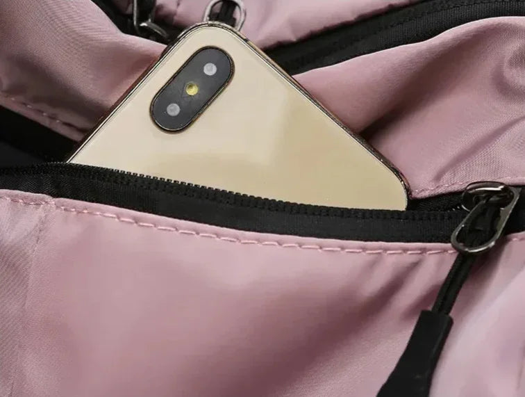 Sac de sport femme PowerFit™ ouvert montrant ses compartiments

Sac de sport femme PowerFit™ fermé, design élégant et compact

Poches intérieures organisées du sac de sport femme pour linge sale

Poche zippée arrière sécurisée du sac de sport femme PowerFit™

Sac de sport femme avec tenue de gym, prêt pour l'entraînement

Sac de sport femme PowerFit™ porté à la main, style moderne

Détail du tissu Oxford imperméable du sac de sport femme

Organisation du contenu dans le sac de sport femme PowerFit™

