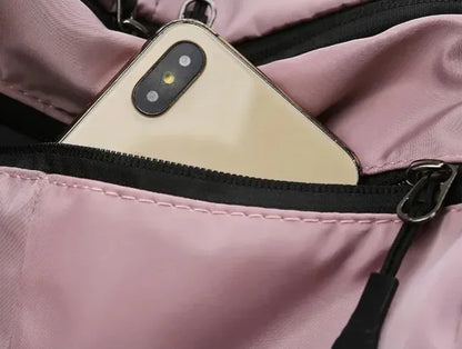 Sac de sport femme PowerFit™ ouvert montrant ses compartiments

Sac de sport femme PowerFit™ fermé, design élégant et compact

Poches intérieures organisées du sac de sport femme pour linge sale

Poche zippée arrière sécurisée du sac de sport femme PowerFit™

Sac de sport femme avec tenue de gym, prêt pour l'entraînement

Sac de sport femme PowerFit™ porté à la main, style moderne

Détail du tissu Oxford imperméable du sac de sport femme

Organisation du contenu dans le sac de sport femme PowerFit™

