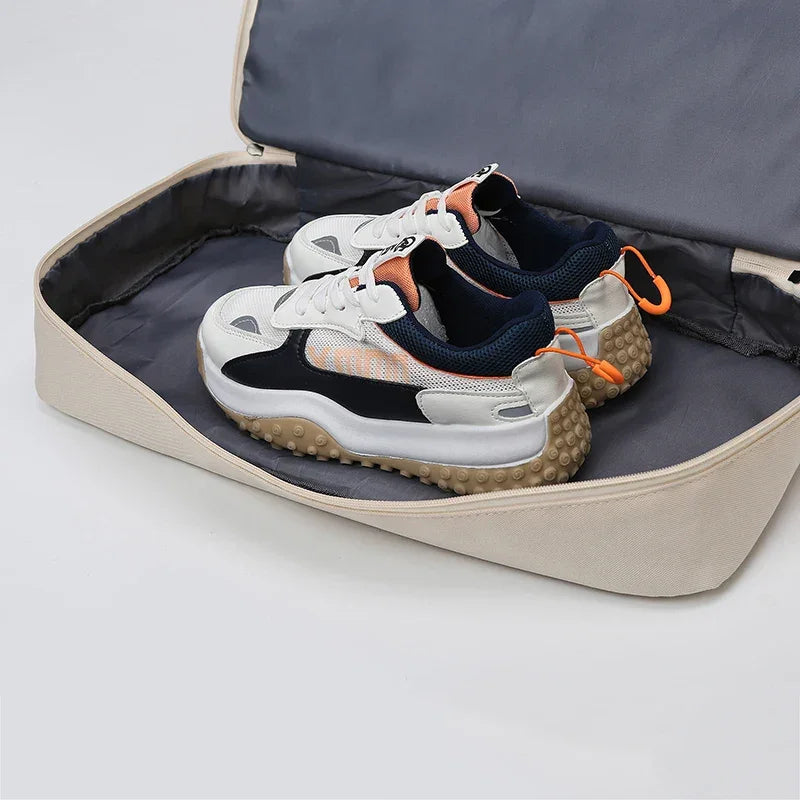 Sac voyage AeroFlex™ en situation dans un coffre de voiture, sac de voyage cabine léger et résistant à l’eau avec séparation sec humide pour sport et courts séjours