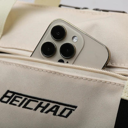 Sac voyage AeroFlex™ en situation dans un coffre de voiture, sac de voyage cabine léger et résistant à l’eau avec séparation sec humide pour sport et courts séjours