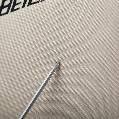 Sac voyage AeroFlex™ en situation dans un coffre de voiture, sac de voyage cabine léger et résistant à l’eau avec séparation sec humide pour sport et courts séjours