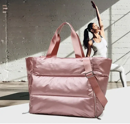 Découvrez le sac de sport femme ImperFit™, l'accessoire parfait pour les femmes actives cherchant un sac de sport femme imperméable en nylon Oxford haute densité déperlant anti-usure et respirant, un sac de sport femme grande capacité 36-55L modulable pour fitness yoga piscine ou voyage week-end, un sac de sport femme avec compartiment chaussures ventilé pour séparer linge propre et affaires mouillées, un sac de sport femme porte-tapis yoga intégré idéal pour séances pilates ou yoga femme imperméable