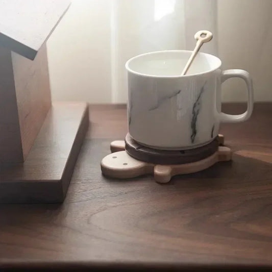 Sous-tasse en bois de noyer, sous-tasse bois, dessous de tasse noyer, sous-tasse noyer massif, sous-tasse naturelle, sous-tasse déco, sous-tasse pour thé, sous-tasse pour café, accessoire bois pour café, accessoire bois pour thé, dessous de verre noyer, plateau de table noyer, sous-tasse écoresponsable, sous-tasse artisanale, sous-tasse design scandinave, sous-tasse japonaise, sous-tasse minimaliste, sous-tasse contemporaine, sous-tasse durable, sous-tasse anti-rayures, sous-tasse absorbante, sous-tasse pou