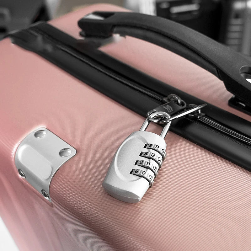 un cadenas tsa securise une valise regide en salle attende a l aeroport