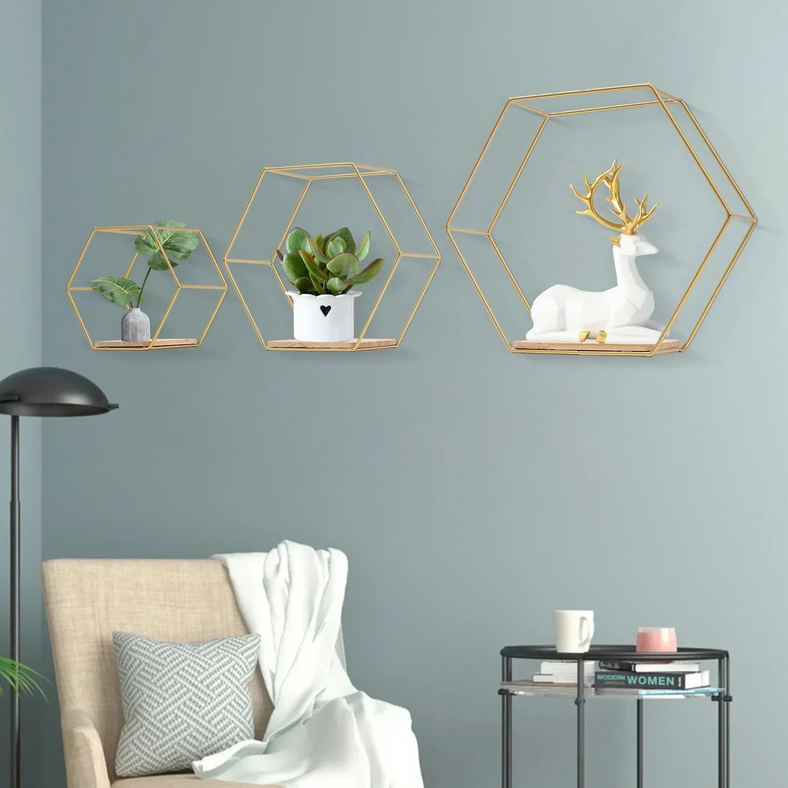 Vue rapprochée de l’étagère murale design en métal doré et bois clair.