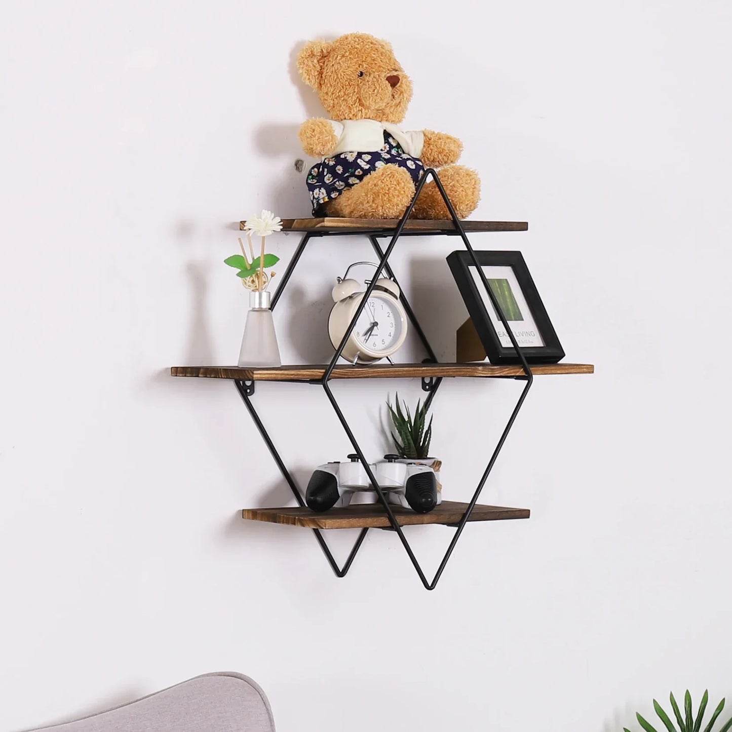 Découvrez l'étagère murale décorative Diamant Rustique™ : design industriel bois-métal, 3 niveaux robustes pour gain d'espace. Achetez en ligne à 37€, livraison gratuite France ! Idéal pour salon/chambre.