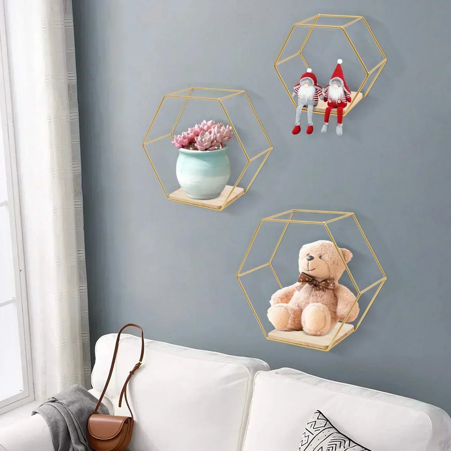 Étagère murale dorée idéale pour chambre ou salon élégant.