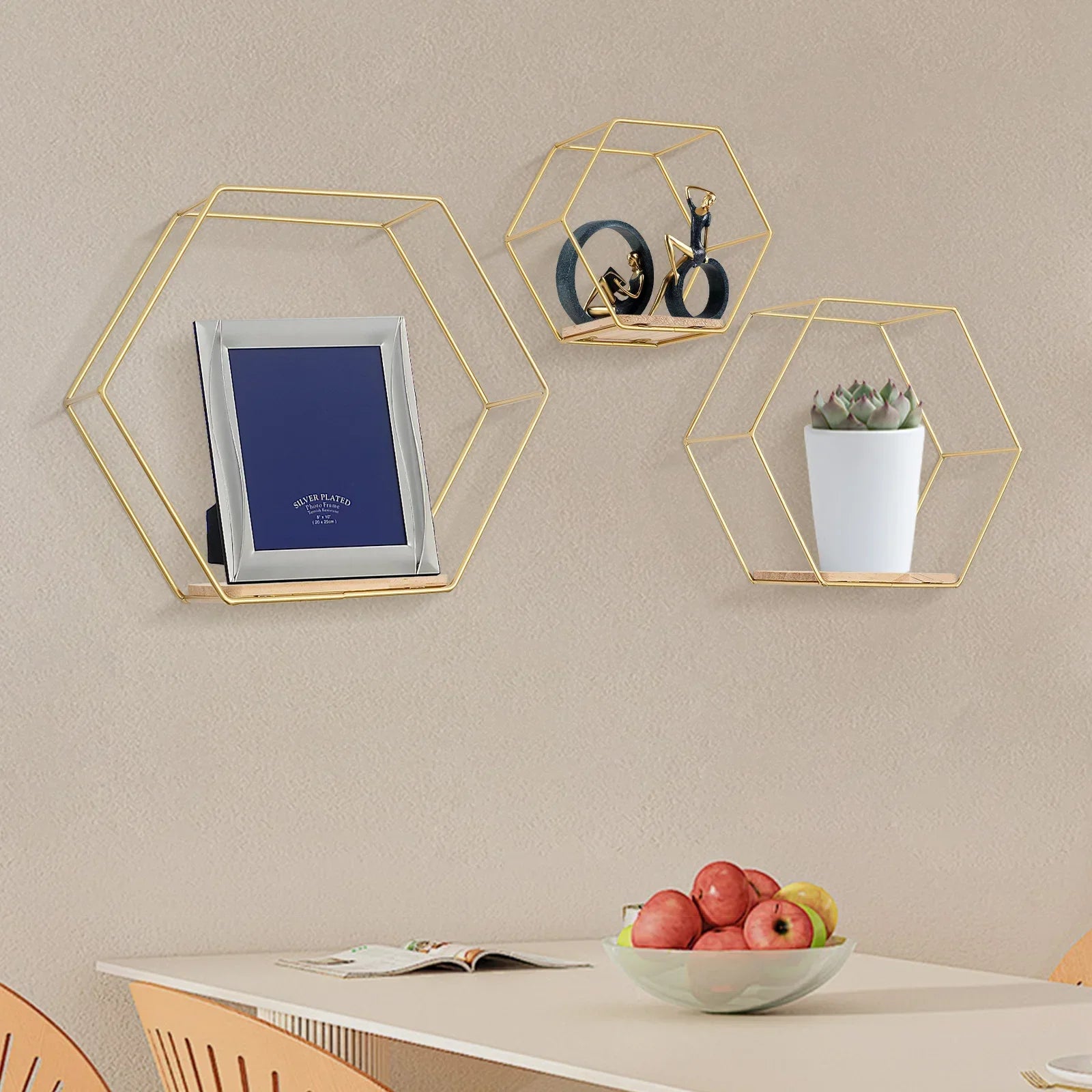 Ensemble de trois étagères murales hexagonales chic dans un salon.