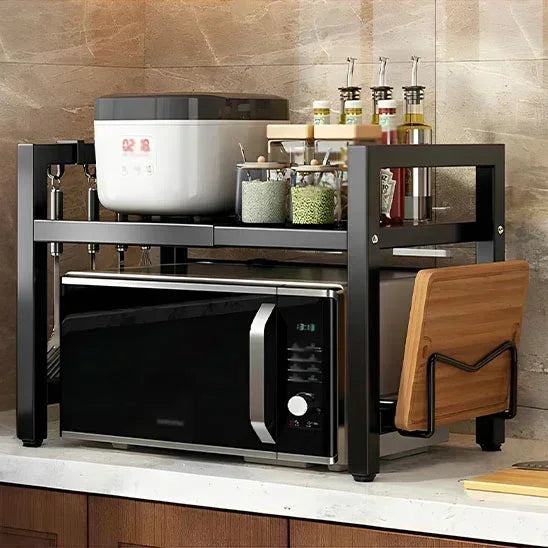 Étagère cuisine extensible SpaceRack™ noire sur un plan de travail.

Détail du réglage de la longueur de 40 à 60 cm de l'étagère.

Étagère SpaceRack™ supportant un micro-ondes et un grille-pain.

Plan de travail libéré et désencombré grâce à l'étagère extensible.

Structure en acier renforcé de l'étagère pour électroménagers lourds.

Mécanisme de réglage extensible de l'étagère de cuisine.

Design épuré de l'étagère SpaceRack™ dans une cuisine moderne.

Comparaison avant/après montrant le gain de place spec