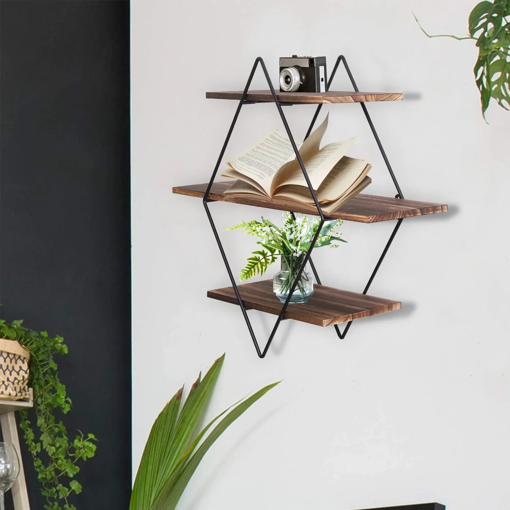 Idées déco avec étagère murale triangulaire pour inspiration salon bohème