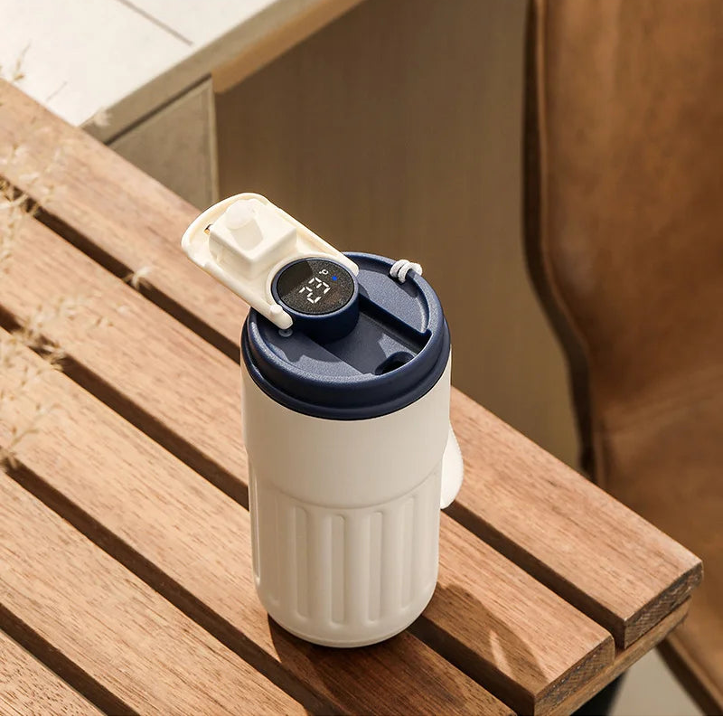 Découvrez Mug Isotherme | ThermoSmart™, bien plus qu'un simple thermos intelligent ou une bouteille isotherme connectée. Cette tasse thermique numérique révolutionnaire avec son mug température affichage intégré repense l'expérience des boissons chaudes. Conçue comme une gourde électronique haut de gamme, elle combine l'élégance d'un mug professionnel élégant à la performance d'un thermos maintien température 12h. Parfaite tasse café connectée bureau ou tasse voyage intelligent, cette gourde isotherme écran