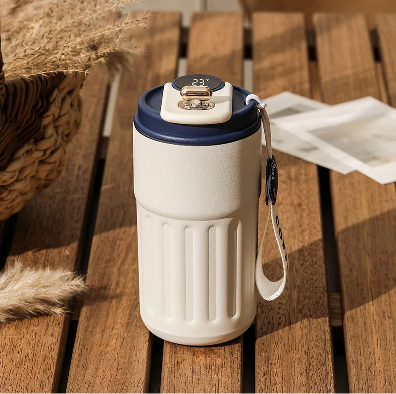Découvrez Mug Isotherme | ThermoSmart™, bien plus qu'un simple thermos intelligent ou une bouteille isotherme connectée. Cette tasse thermique numérique révolutionnaire avec son mug température affichage intégré repense l'expérience des boissons chaudes. Conçue comme une gourde électronique haut de gamme, elle combine l'élégance d'un mug professionnel élégant à la performance d'un thermos maintien température 12h. Parfaite tasse café connectée bureau ou tasse voyage intelligent, cette gourde isotherme écran