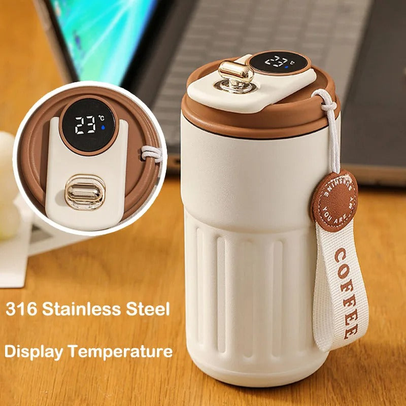 Découvrez Mug Isotherme | ThermoSmart™, bien plus qu'un simple thermos intelligent ou une bouteille isotherme connectée. Cette tasse thermique numérique révolutionnaire avec son mug température affichage intégré repense l'expérience des boissons chaudes. Conçue comme une gourde électronique haut de gamme, elle combine l'élégance d'un mug professionnel élégant à la performance d'un thermos maintien température 12h. Parfaite tasse café connectée bureau ou tasse voyage intelligent, cette gourde isotherme écran