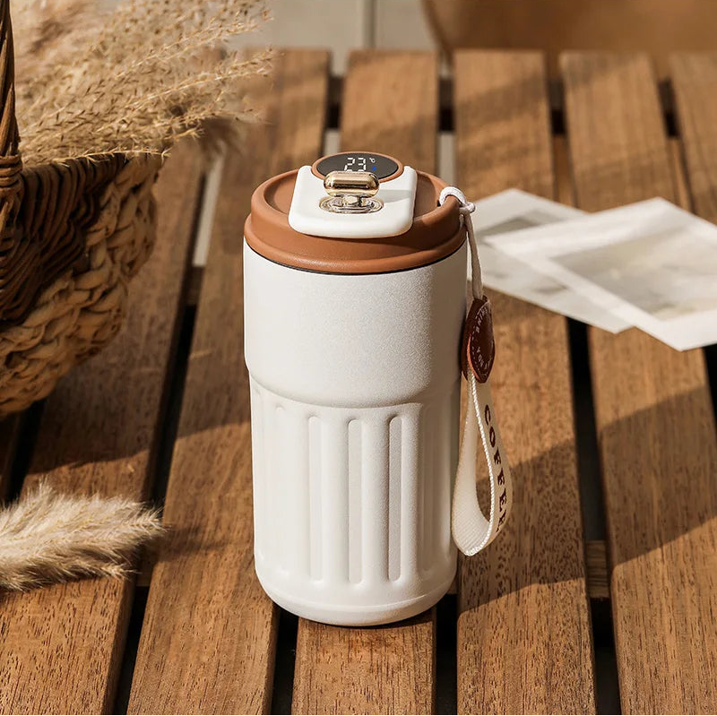 Découvrez Mug Isotherme | ThermoSmart™, bien plus qu'un simple thermos intelligent ou une bouteille isotherme connectée. Cette tasse thermique numérique révolutionnaire avec son mug température affichage intégré repense l'expérience des boissons chaudes. Conçue comme une gourde électronique haut de gamme, elle combine l'élégance d'un mug professionnel élégant à la performance d'un thermos maintien température 12h. Parfaite tasse café connectée bureau ou tasse voyage intelligent, cette gourde isotherme écran