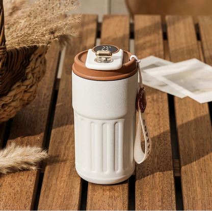 Découvrez Mug Isotherme | ThermoSmart™, bien plus qu'un simple thermos intelligent ou une bouteille isotherme connectée. Cette tasse thermique numérique révolutionnaire avec son mug température affichage intégré repense l'expérience des boissons chaudes. Conçue comme une gourde électronique haut de gamme, elle combine l'élégance d'un mug professionnel élégant à la performance d'un thermos maintien température 12h. Parfaite tasse café connectée bureau ou tasse voyage intelligent, cette gourde isotherme écran