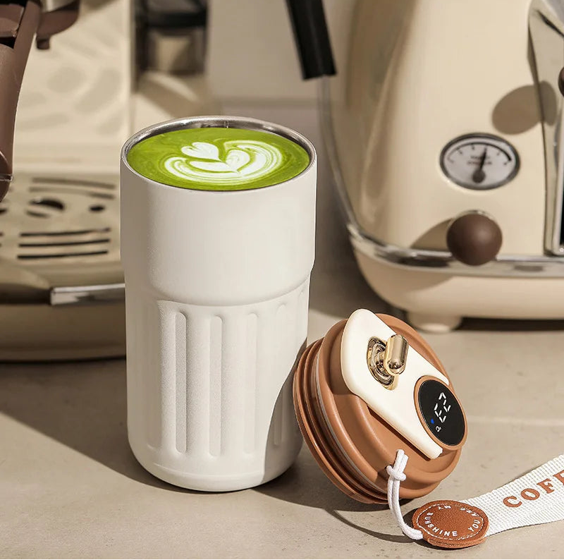 Découvrez Mug Isotherme | ThermoSmart™, bien plus qu'un simple thermos intelligent ou une bouteille isotherme connectée. Cette tasse thermique numérique révolutionnaire avec son mug température affichage intégré repense l'expérience des boissons chaudes. Conçue comme une gourde électronique haut de gamme, elle combine l'élégance d'un mug professionnel élégant à la performance d'un thermos maintien température 12h. Parfaite tasse café connectée bureau ou tasse voyage intelligent, cette gourde isotherme écran