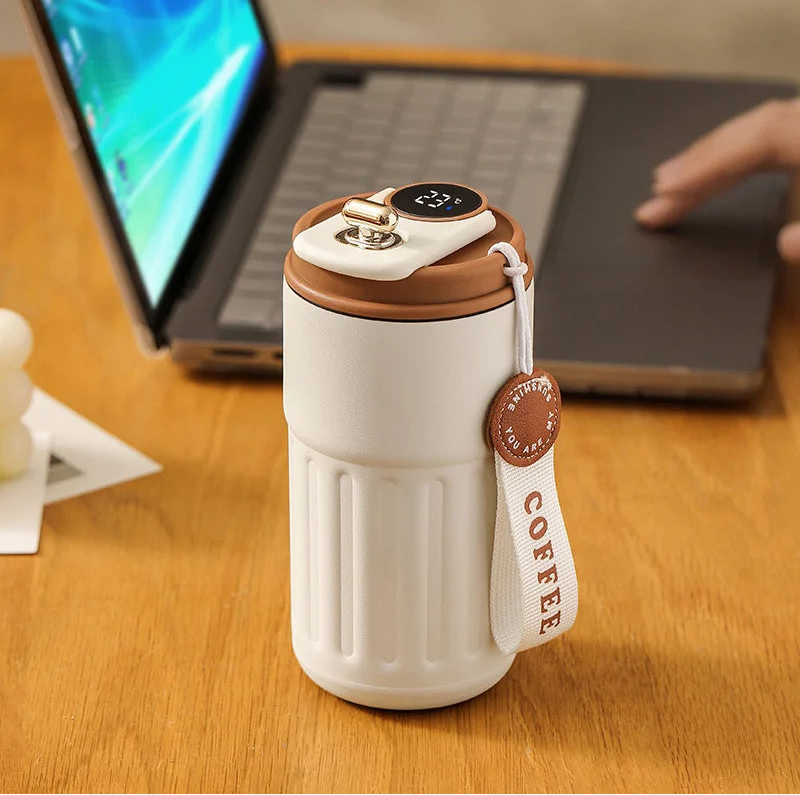 Découvrez Mug Isotherme | ThermoSmart™, bien plus qu'un simple thermos intelligent ou une bouteille isotherme connectée. Cette tasse thermique numérique révolutionnaire avec son mug température affichage intégré repense l'expérience des boissons chaudes. Conçue comme une gourde électronique haut de gamme, elle combine l'élégance d'un mug professionnel élégant à la performance d'un thermos maintien température 12h. Parfaite tasse café connectée bureau ou tasse voyage intelligent, cette gourde isotherme écran