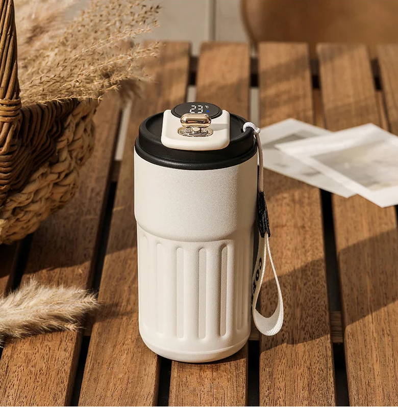 Découvrez Mug Isotherme | ThermoSmart™, bien plus qu'un simple thermos intelligent ou une bouteille isotherme connectée. Cette tasse thermique numérique révolutionnaire avec son mug température affichage intégré repense l'expérience des boissons chaudes. Conçue comme une gourde électronique haut de gamme, elle combine l'élégance d'un mug professionnel élégant à la performance d'un thermos maintien température 12h. Parfaite tasse café connectée bureau ou tasse voyage intelligent, cette gourde isotherme écran