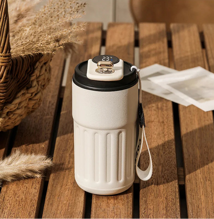Découvrez Mug Isotherme | ThermoSmart™, bien plus qu'un simple thermos intelligent ou une bouteille isotherme connectée. Cette tasse thermique numérique révolutionnaire avec son mug température affichage intégré repense l'expérience des boissons chaudes. Conçue comme une gourde électronique haut de gamme, elle combine l'élégance d'un mug professionnel élégant à la performance d'un thermos maintien température 12h. Parfaite tasse café connectée bureau ou tasse voyage intelligent, cette gourde isotherme écran