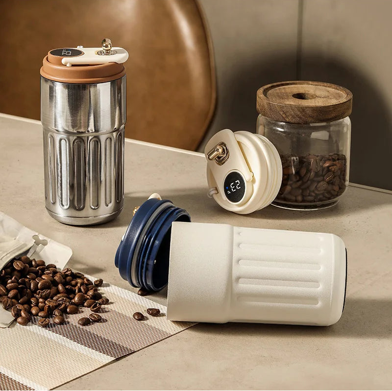 Découvrez Mug Isotherme | ThermoSmart™, bien plus qu'un simple thermos intelligent ou une bouteille isotherme connectée. Cette tasse thermique numérique révolutionnaire avec son mug température affichage intégré repense l'expérience des boissons chaudes. Conçue comme une gourde électronique haut de gamme, elle combine l'élégance d'un mug professionnel élégant à la performance d'un thermos maintien température 12h. Parfaite tasse café connectée bureau ou tasse voyage intelligent, cette gourde isotherme écran