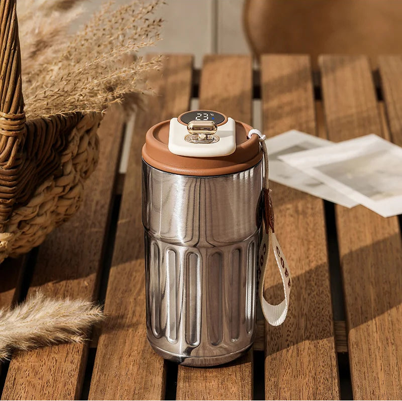 Découvrez Mug Isotherme | ThermoSmart™, bien plus qu'un simple thermos intelligent ou une bouteille isotherme connectée. Cette tasse thermique numérique révolutionnaire avec son mug température affichage intégré repense l'expérience des boissons chaudes. Conçue comme une gourde électronique haut de gamme, elle combine l'élégance d'un mug professionnel élégant à la performance d'un thermos maintien température 12h. Parfaite tasse café connectée bureau ou tasse voyage intelligent, cette gourde isotherme écran