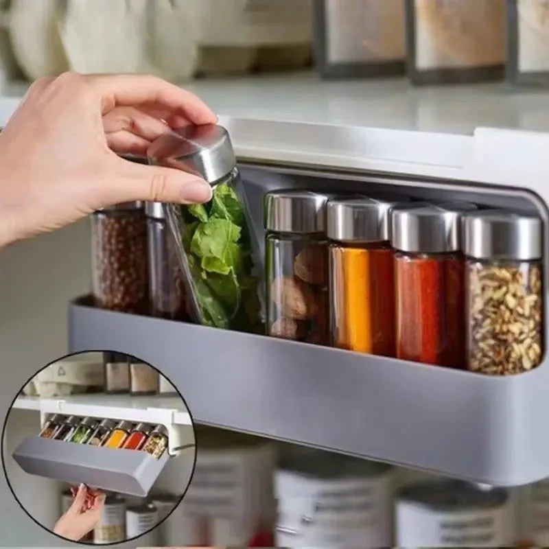LeTiroirÉpicé™ est un tiroir à épices coulissant sous étagère, un rangement pour épices sans perçage idéal pour optimiser l’espace dans une petite cuisine moderne. Cet organisateur d’épices auto-adhésif au design élégant et discret s’installe facilement grâce à un adhésif 3M VHB ultra-résistant. Ce rangement cuisine gain de place accueille jusqu’à sept pots d’assaisonnement standard, transformant un espace inutilisé en solution de rangement chic et pratique. Parfait comme étagère à épices adhésive, support 