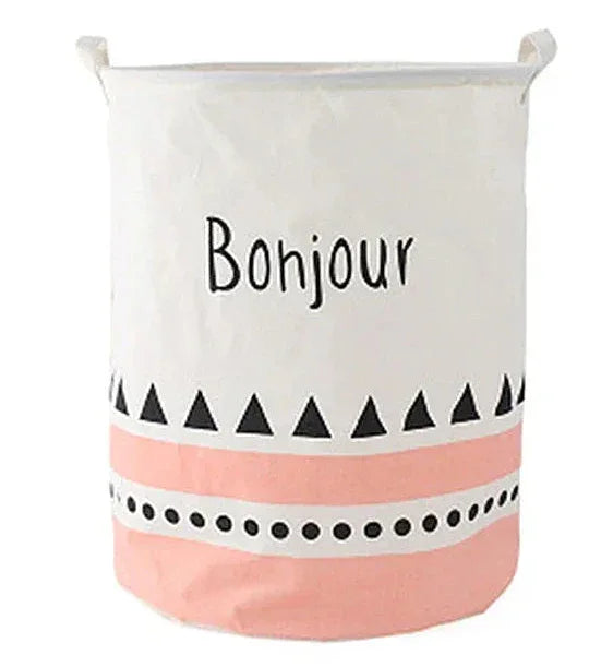 Le panier à linge sale pliable et imperméable PetitClean™ de Rangement Chic offre une solution de rangement complète pour la chambre d’enfant grâce à sa grande capacité, sa structure stable et son revêtement waterproof qui garde les vêtements, jouets et accessoires parfaitement organisés. Robuste, léger et anti-odeurs, il s’adapte aussi bien aux chambres de bébé qu’aux espaces plus grands, tout en restant décoratif et facile à plier pour un gain de place optimal. Multifonction, il permet de ranger linge sal