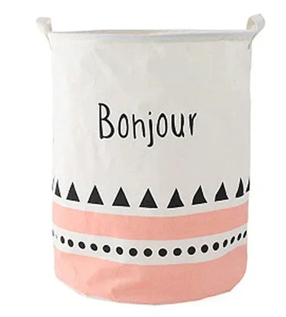 Le panier à linge sale pliable et imperméable PetitClean™ de Rangement Chic offre une solution de rangement complète pour la chambre d’enfant grâce à sa grande capacité, sa structure stable et son revêtement waterproof qui garde les vêtements, jouets et accessoires parfaitement organisés. Robuste, léger et anti-odeurs, il s’adapte aussi bien aux chambres de bébé qu’aux espaces plus grands, tout en restant décoratif et facile à plier pour un gain de place optimal. Multifonction, il permet de ranger linge sal