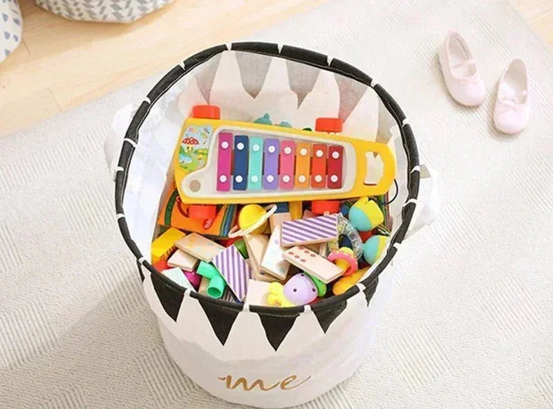Le panier à linge sale pliable et imperméable PetitClean™ de Rangement Chic offre une solution de rangement complète pour la chambre d’enfant grâce à sa grande capacité, sa structure stable et son revêtement waterproof qui garde les vêtements, jouets et accessoires parfaitement organisés. Robuste, léger et anti-odeurs, il s’adapte aussi bien aux chambres de bébé qu’aux espaces plus grands, tout en restant décoratif et facile à plier pour un gain de place optimal. Multifonction, il permet de ranger linge sal