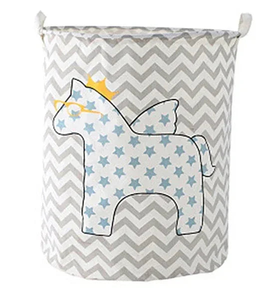 Le panier à linge sale pliable et imperméable PetitClean™ de Rangement Chic offre une solution de rangement complète pour la chambre d’enfant grâce à sa grande capacité, sa structure stable et son revêtement waterproof qui garde les vêtements, jouets et accessoires parfaitement organisés. Robuste, léger et anti-odeurs, il s’adapte aussi bien aux chambres de bébé qu’aux espaces plus grands, tout en restant décoratif et facile à plier pour un gain de place optimal. Multifonction, il permet de ranger linge sal