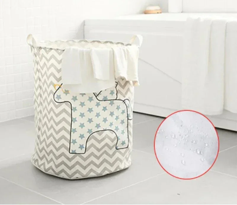 Le panier à linge sale pliable et imperméable PetitClean™ de Rangement Chic offre une solution de rangement complète pour la chambre d’enfant grâce à sa grande capacité, sa structure stable et son revêtement waterproof qui garde les vêtements, jouets et accessoires parfaitement organisés. Robuste, léger et anti-odeurs, il s’adapte aussi bien aux chambres de bébé qu’aux espaces plus grands, tout en restant décoratif et facile à plier pour un gain de place optimal. Multifonction, il permet de ranger linge sal