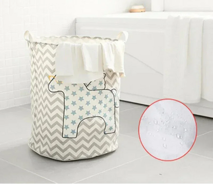 Le panier à linge sale pliable et imperméable PetitClean™ de Rangement Chic offre une solution de rangement complète pour la chambre d’enfant grâce à sa grande capacité, sa structure stable et son revêtement waterproof qui garde les vêtements, jouets et accessoires parfaitement organisés. Robuste, léger et anti-odeurs, il s’adapte aussi bien aux chambres de bébé qu’aux espaces plus grands, tout en restant décoratif et facile à plier pour un gain de place optimal. Multifonction, il permet de ranger linge sal