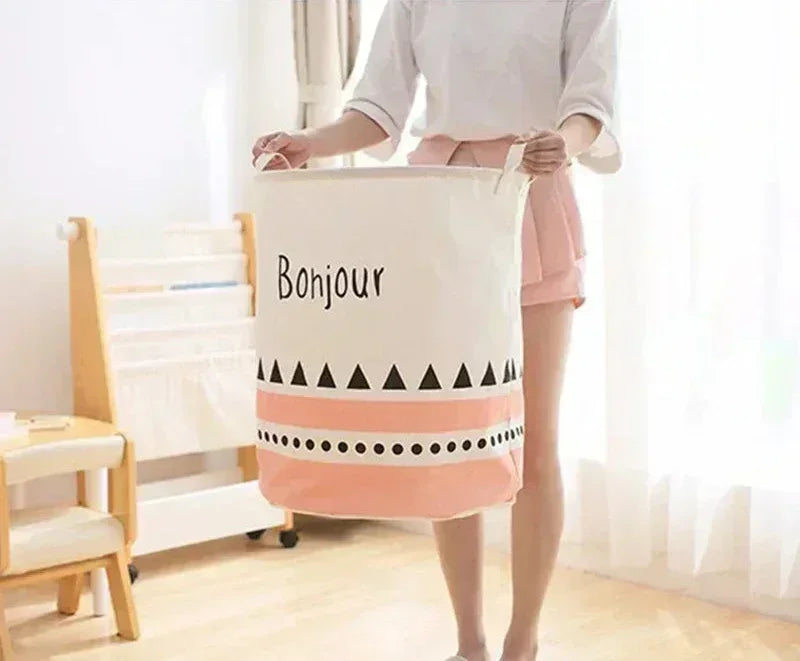 Le panier à linge sale pliable et imperméable PetitClean™ de Rangement Chic offre une solution de rangement complète pour la chambre d’enfant grâce à sa grande capacité, sa structure stable et son revêtement waterproof qui garde les vêtements, jouets et accessoires parfaitement organisés. Robuste, léger et anti-odeurs, il s’adapte aussi bien aux chambres de bébé qu’aux espaces plus grands, tout en restant décoratif et facile à plier pour un gain de place optimal. Multifonction, il permet de ranger linge sal