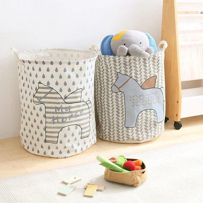 Le panier à linge sale pliable et imperméable PetitClean™ de Rangement Chic offre une solution de rangement complète pour la chambre d’enfant grâce à sa grande capacité, sa structure stable et son revêtement waterproof qui garde les vêtements, jouets et accessoires parfaitement organisés. Robuste, léger et anti-odeurs, il s’adapte aussi bien aux chambres de bébé qu’aux espaces plus grands, tout en restant décoratif et facile à plier pour un gain de place optimal. Multifonction, il permet de ranger linge sal