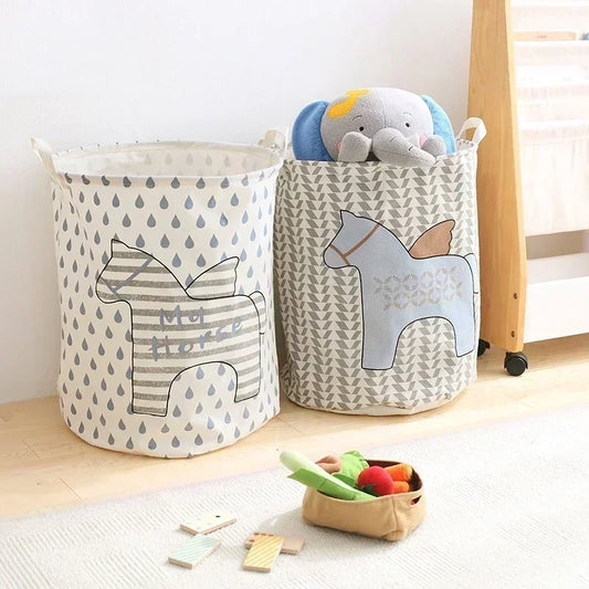 Le panier à linge sale pliable et imperméable PetitClean™ de Rangement Chic offre une solution de rangement complète pour la chambre d’enfant grâce à sa grande capacité, sa structure stable et son revêtement waterproof qui garde les vêtements, jouets et accessoires parfaitement organisés. Robuste, léger et anti-odeurs, il s’adapte aussi bien aux chambres de bébé qu’aux espaces plus grands, tout en restant décoratif et facile à plier pour un gain de place optimal. Multifonction, il permet de ranger linge sal
