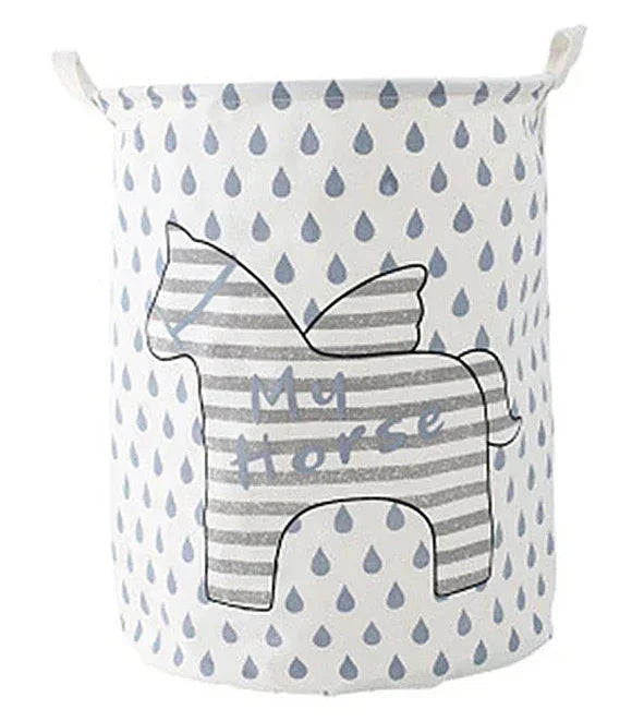 Le panier à linge sale pliable et imperméable PetitClean™ de Rangement Chic offre une solution de rangement complète pour la chambre d’enfant grâce à sa grande capacité, sa structure stable et son revêtement waterproof qui garde les vêtements, jouets et accessoires parfaitement organisés. Robuste, léger et anti-odeurs, il s’adapte aussi bien aux chambres de bébé qu’aux espaces plus grands, tout en restant décoratif et facile à plier pour un gain de place optimal. Multifonction, il permet de ranger linge sal
