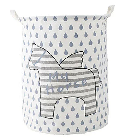 Le panier à linge sale pliable et imperméable PetitClean™ de Rangement Chic offre une solution de rangement complète pour la chambre d’enfant grâce à sa grande capacité, sa structure stable et son revêtement waterproof qui garde les vêtements, jouets et accessoires parfaitement organisés. Robuste, léger et anti-odeurs, il s’adapte aussi bien aux chambres de bébé qu’aux espaces plus grands, tout en restant décoratif et facile à plier pour un gain de place optimal. Multifonction, il permet de ranger linge sal