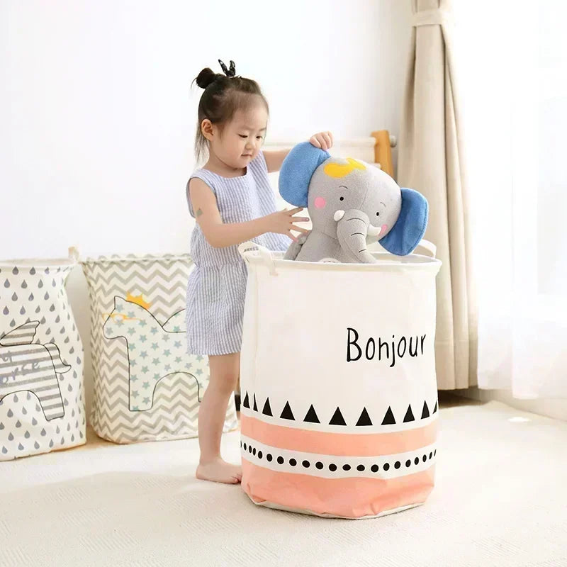 Le panier à linge sale pliable et imperméable PetitClean™ de Rangement Chic offre une solution de rangement complète pour la chambre d’enfant grâce à sa grande capacité, sa structure stable et son revêtement waterproof qui garde les vêtements, jouets et accessoires parfaitement organisés. Robuste, léger et anti-odeurs, il s’adapte aussi bien aux chambres de bébé qu’aux espaces plus grands, tout en restant décoratif et facile à plier pour un gain de place optimal. Multifonction, il permet de ranger linge sal