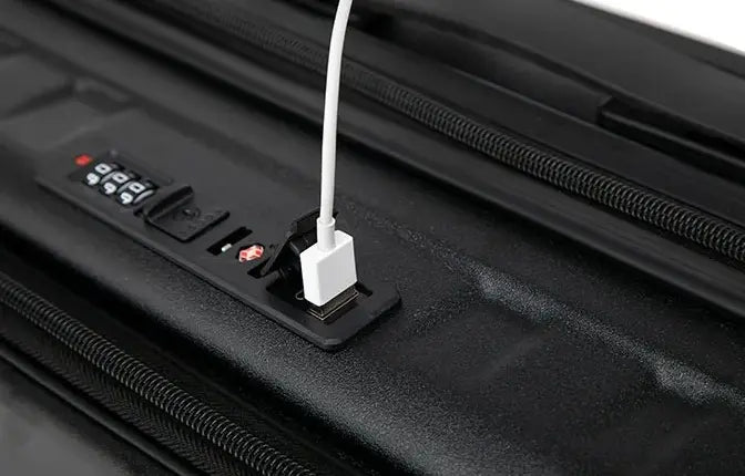 Petite valise cabine 18 pouces UrbanMove18 avec ouverture frontale, conçue en ABS robuste, équipée de roues pivotantes 360°, d’une fermeture sécurisée par code, d’une poignée télescopique, d’un port USB intégré et d’un porte-gobelet, proposée par Rangement Chic pour des voyages urbains élégants et pratiques.