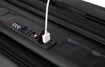 Petite valise cabine 18 pouces UrbanMove18 avec ouverture frontale, conçue en ABS robuste, équipée de roues pivotantes 360°, d’une fermeture sécurisée par code, d’une poignée télescopique, d’un port USB intégré et d’un porte-gobelet, proposée par Rangement Chic pour des voyages urbains élégants et pratiques.