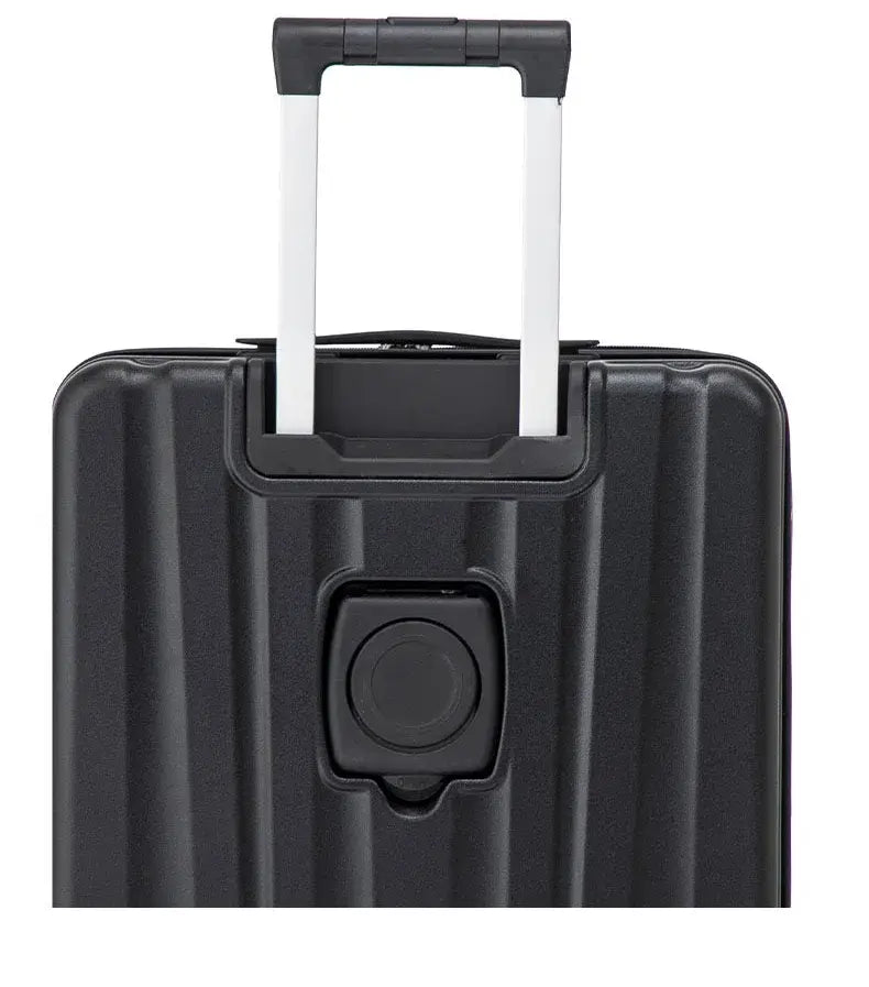 Petite valise cabine 18 pouces UrbanMove18 avec ouverture frontale, conçue en ABS robuste, équipée de roues pivotantes 360°, d’une fermeture sécurisée par code, d’une poignée télescopique, d’un port USB intégré et d’un porte-gobelet, proposée par Rangement Chic pour des voyages urbains élégants et pratiques.