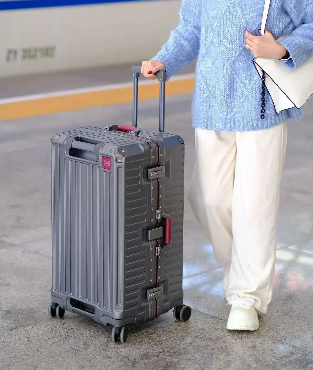Poignée télescopique en aluminium renforcé pour valise cabine, solide et confortable à l’usage.