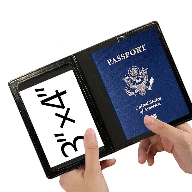 protege passeport en cuir noir ouvert avec passeport pour voyage international