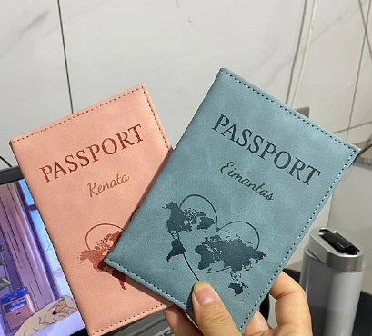 Protèges passeport personnalisés de différentes couleurs avec gravure du nom, solution idéale pour organiser les passeports de toute la famille