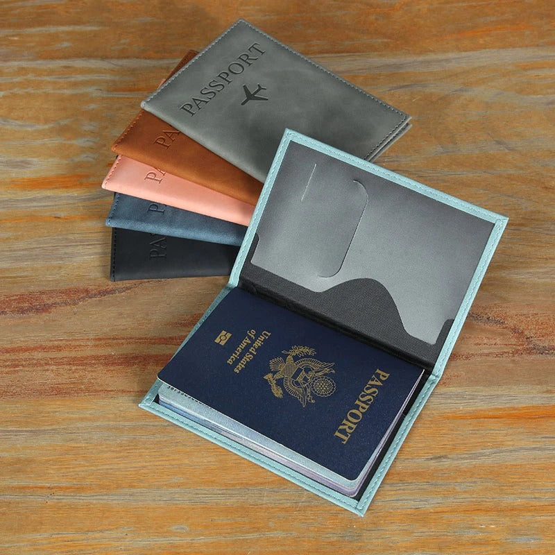 Intérieur d’un protège passeport personnalisé avec rangements pour cartes et passeport, organisation pratique pour les contrôles à l’aéroport